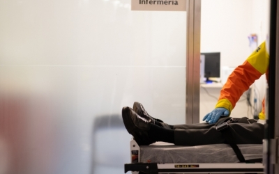 Imatge d'un pacient en una llitera al Taulí | Roger Benet